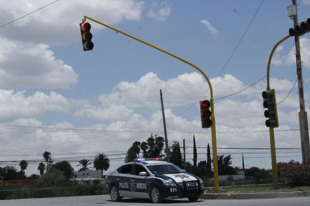 INSTALAN SEMAFORO EN AVENIDA ROBLE Y BOULEVARD TURISTICO.