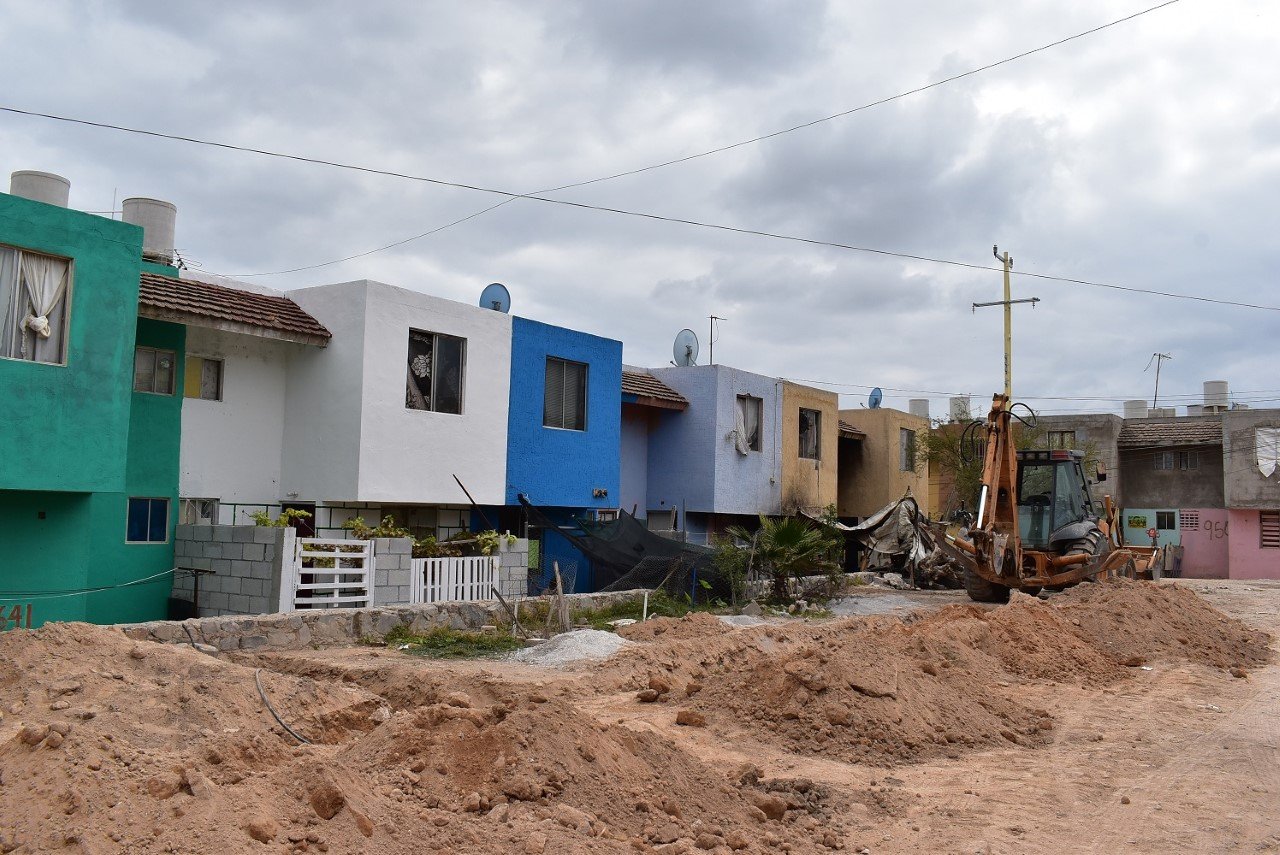 SE INTRODUCE RED DE AGUA POTABLE EN LA BUSTAMANTE III