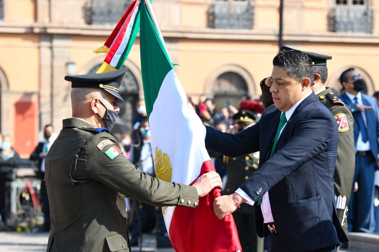 PRESIDE RICARDO GALLARDO CEREMONIA CONMEMORATIVA DEL DÍA DE LA BANDERA