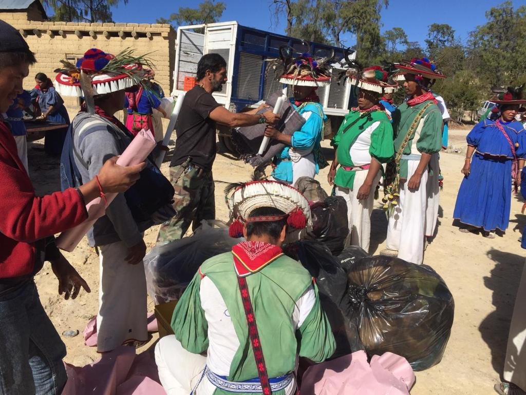 ALUMNOS DE LA PREPA UNI ENVÍAN DONACIÓN DE COBIJAS A LA COMUNIDAD HUICHOL DE KERUWITIA JALISCO