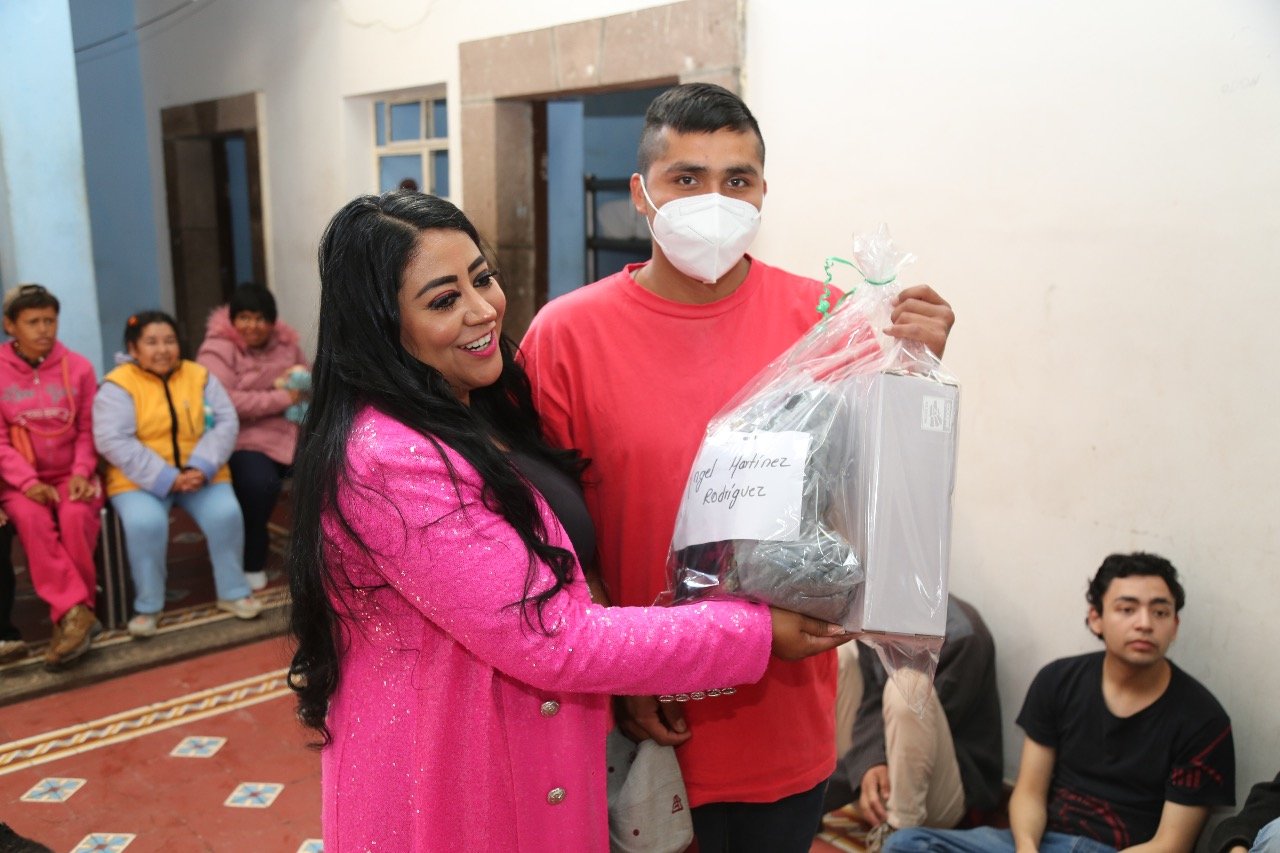 DIF ESTATAL ENTREGA DESPENSA Y REGALOS EN CAS PARTICULARES