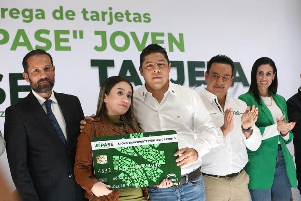 ENTREGA RICARDO GALLARDO APOYO DE TRANSPORTE GRATUITO Y TARJETA JOVEN A ESTUDIANTES POTOSINOS