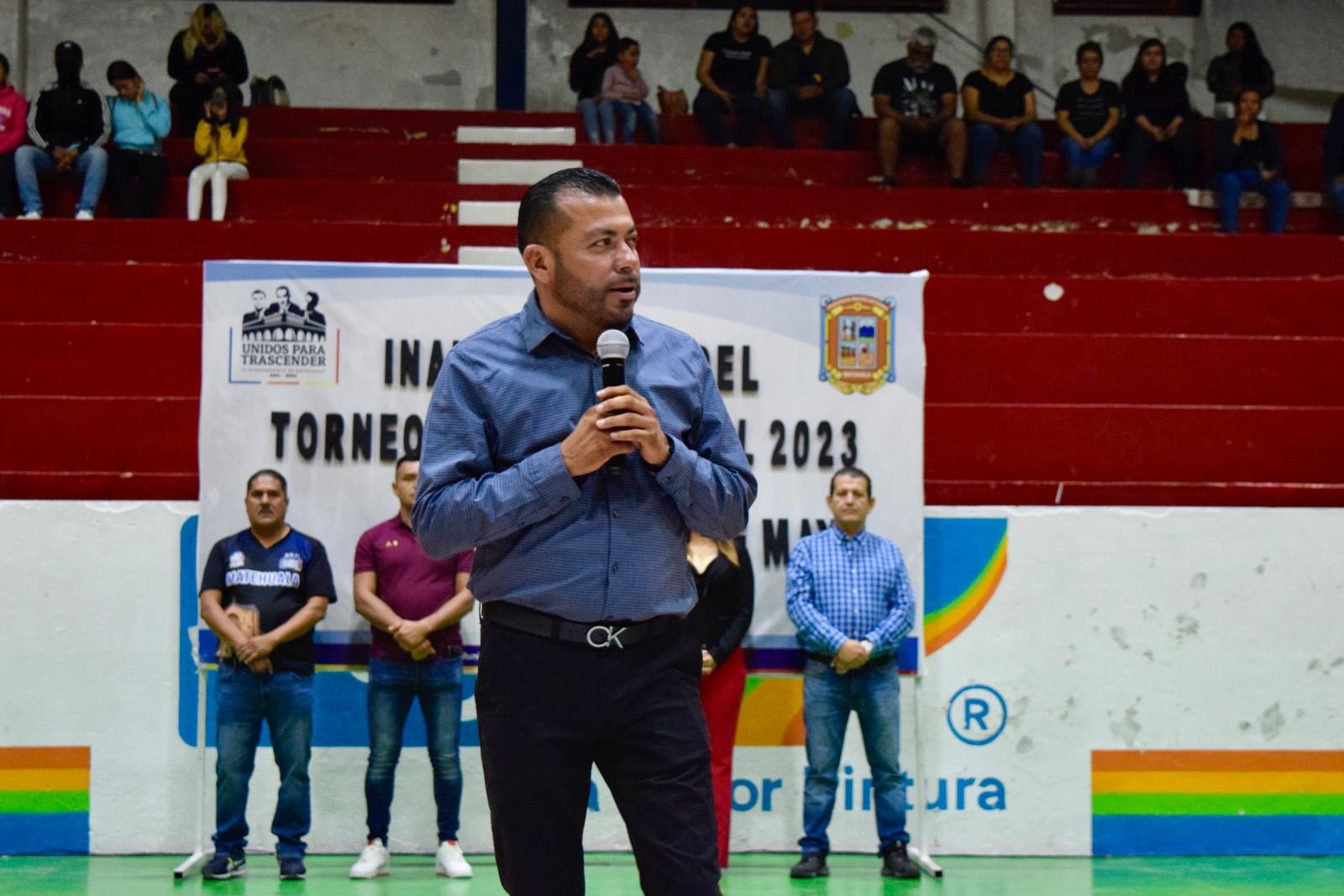 ANUNCIA IVÁN ESTRADA LA COLOCACIÓN DE NUEVA DUELA EN LA CANCHA DE BASQUETBOL DEL AUDITORIO MUNICIPAL.