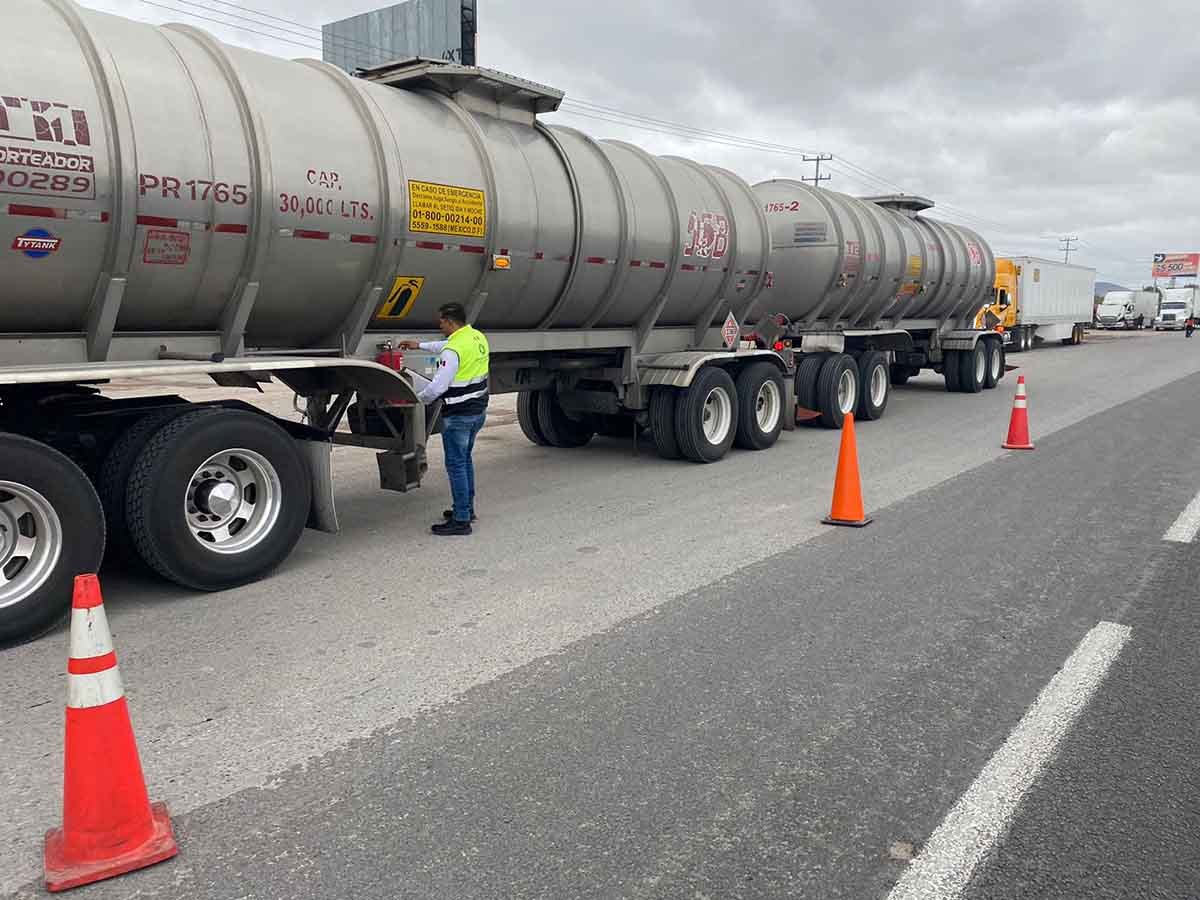 GOBIERNO ESTATAL REVISA TRANSPORTE DE MATERIAL PELIGROSO