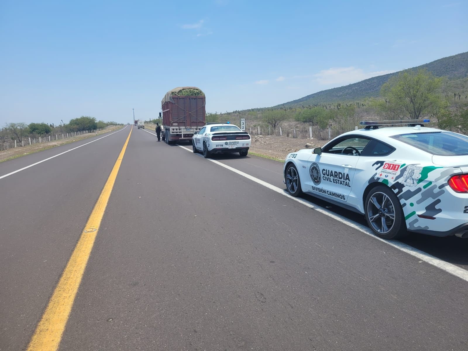 En una semana, autoridades federales incautan casi 200 mil litros de hidrocarburos en la carretera 57.