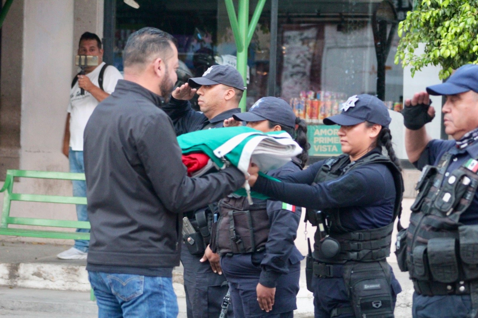 AUTORIDADES MUNICIPALES COLOCAN TRADICIONALES BANDOS SOLEMNES EN LAS CALLES DE MATEHUALA.