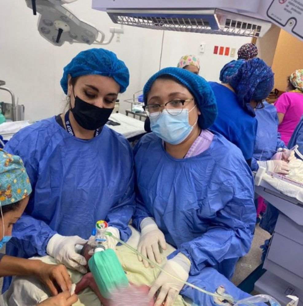 050124 8901, ATIENDEN MÉDICOS NACIMIENTO DE TRILLIZOS EN EL HOSPITAL CENTRAL (1) (1)