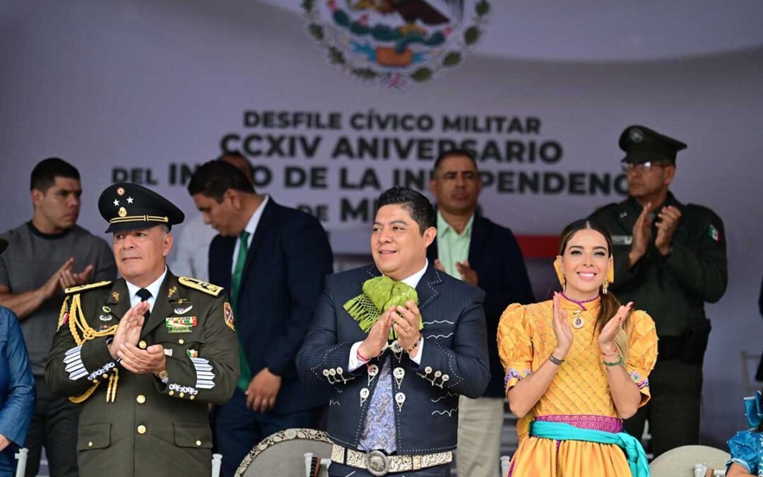 RICARDO GALLARDO ENCABEZA DESFILE CÍVICO MILITAR POR 214 ANIVERSARIO DE INDEPENDENCIA