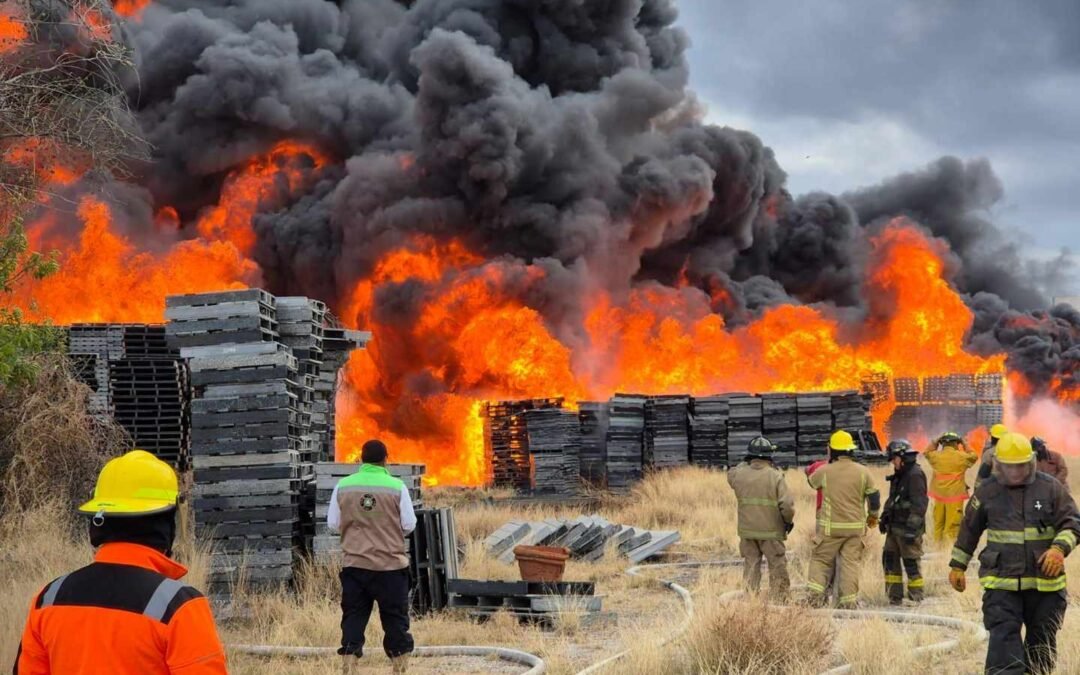 CUERPOS DE EMERGENCIA ATIENDEN INCENDIO DE TARIMERA