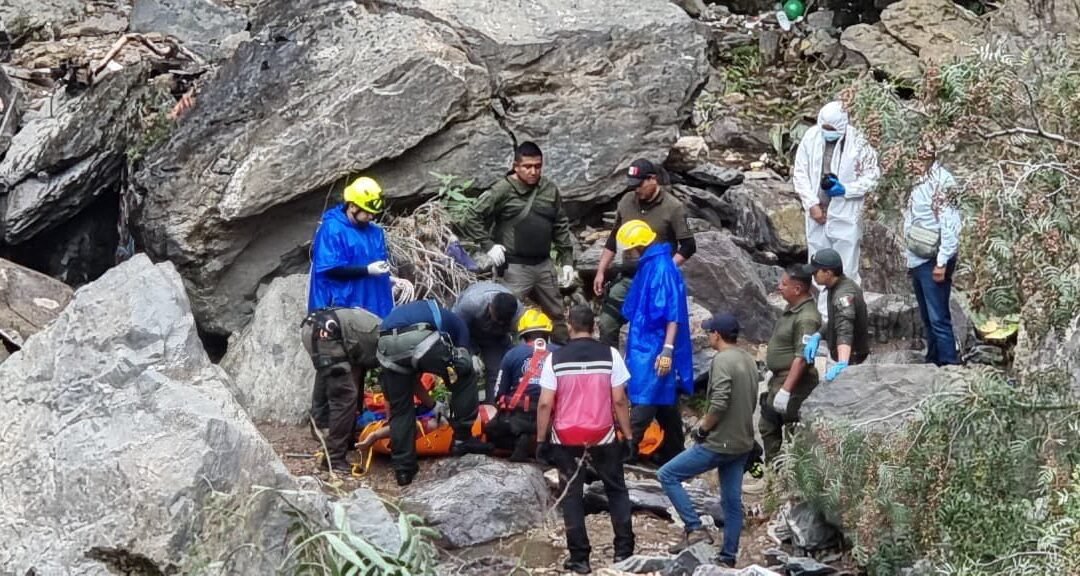 CUERPOS DE EMERGENCIA RESCATAN CUERPOS QUE CAYERON EN BARRANCO EN REAL DE CATORCE