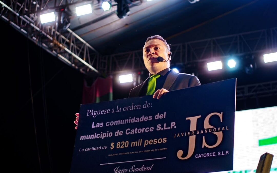 JAVIER SANDOVAL UNICO ALCANDE QUE DONA SU SUELDO Y APORTA DE SU BOLSA AL DIF MUNICIPAL